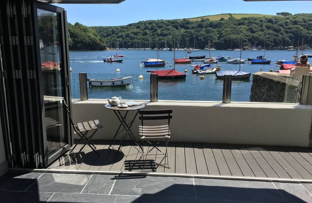 Récemment rénové, superbe propriété au bord de l'eau avec amarre, Fowey.