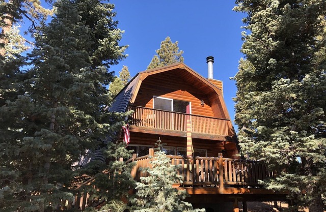 Cabine récemment rénovée dans les bois