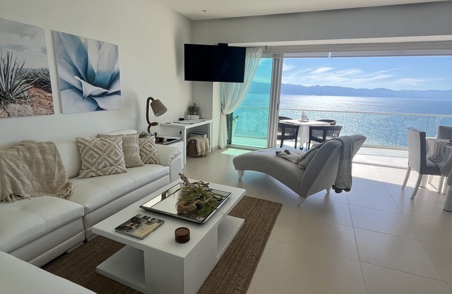 Superbe condo en front de mer avec une vue imprenable, luxe pur.