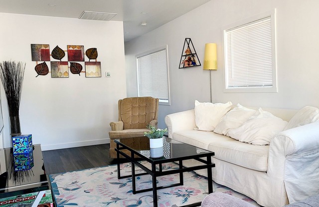 Newly Remodeled 3/2 w/ King Bed Near Intel