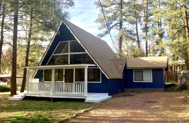 Cabine A-Frame récemment rénovée dans les pins