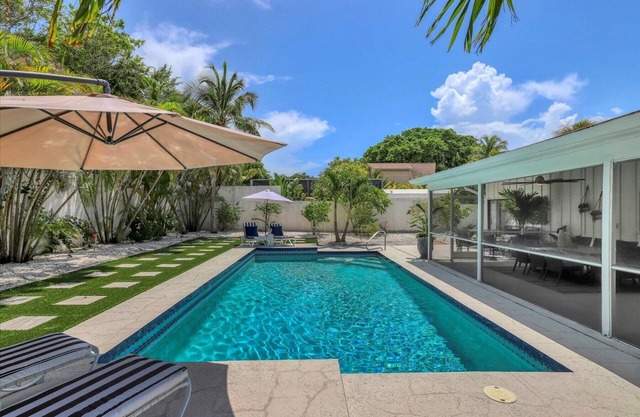 Newly remodeled beach house by Lido Beach and private pool