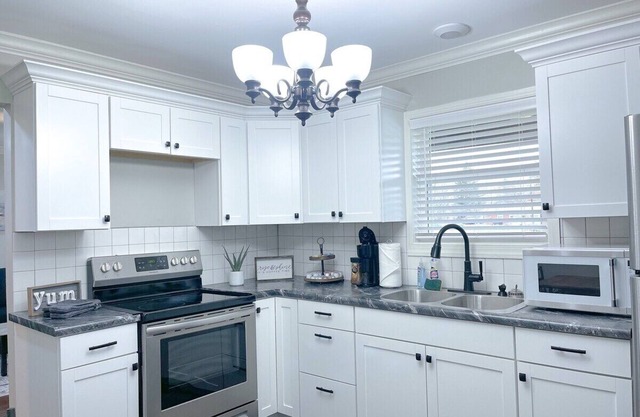 Newly Remodeled Cozy Home Minutes to Downtown