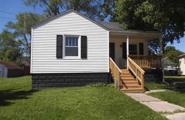 Newly remodeled cottage & heated barn only minutes from the Marina!