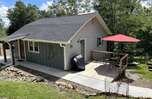Newly Remodeled Cozy Downtown Cottage