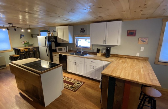 Newly remodeled cozy camp, close to town, trail access