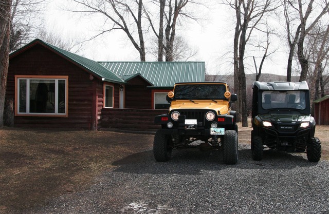 Chalet en bois rond récemment rénové sur les rives du ruisseau Horse