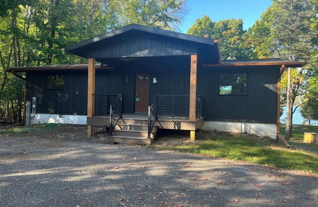 Newly remodeled Lakefront 4-bedroom house with AC and WiFi in Iron Mountain