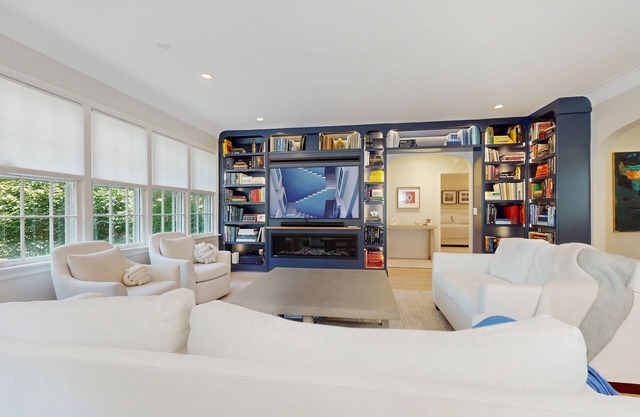 Newly Remodeled Lakeview Home w/screened porch, gas grill, & 300ft from beach