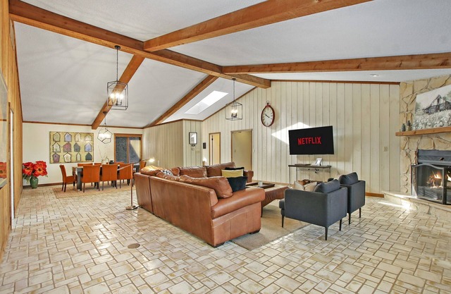 Newly Remodeled - Large Cedar Cabin Close to Lake and Sking