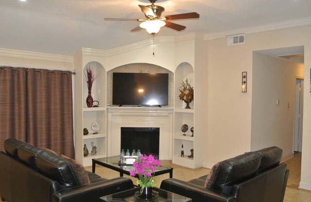 Belle maison spacieuse récemment rénovée avec 4BR / 2BA / 5BEDS: 1King + 4Queens! AGRÉABLE!