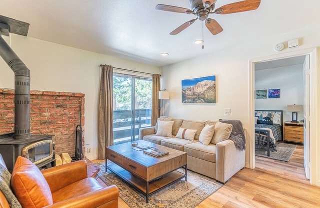 Newly remodeled modern & cozy condo w 1 bedroom/1 bath 2 beds, hot tub, trolley