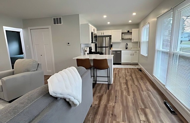 Newly Remodeled Monthly Special!! 2 Bd/1Bath Home!
