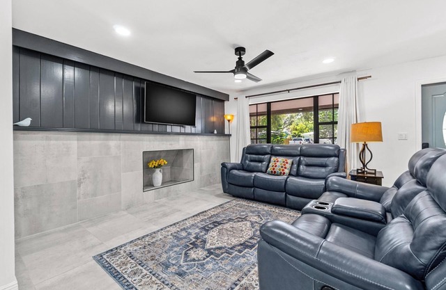 Newly remodeled-minutes from the beach
