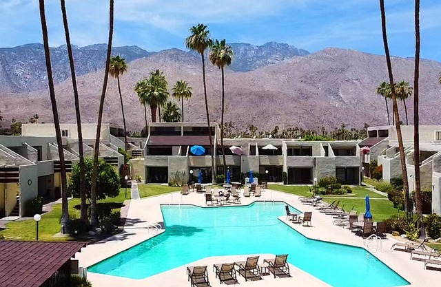 Newly Remodeled Modern Palm Springs Condo 1B1B King Size Bed