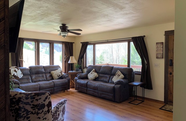 Maison spacieuse et confortable sur 13 acres. 4 milles de Yellowstone
