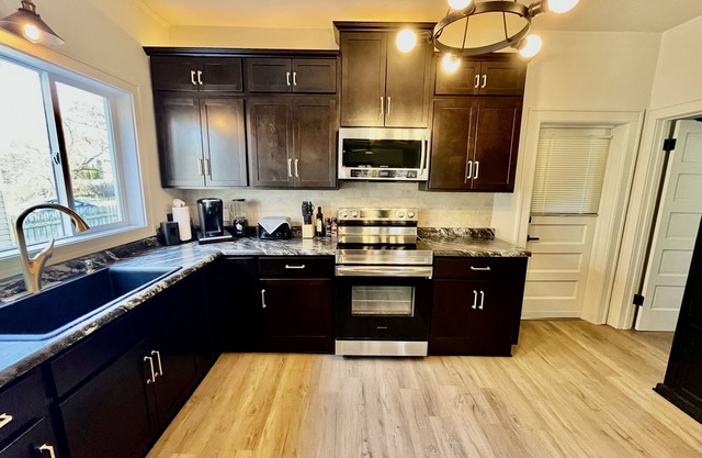 Newly remodeled private unit for 4+ week stays for up to 4 with pets, free w/d