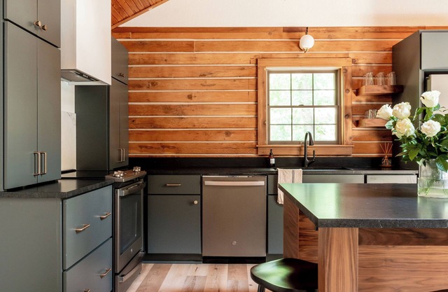Newly Remodeled True Log Cabin | Fire Pit | Bike In-Bike Out