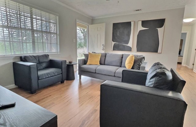 Newly Remodeled Spacious 4-bedroom House With WiFi, AC, and More
