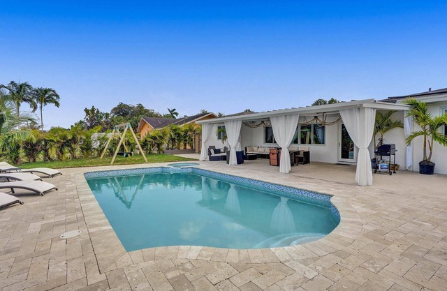 Newly remodeled!*WATER FRONT*KING BEDS* HEATED POOL/2 MASTER BEDROOM*POOL TABLE!