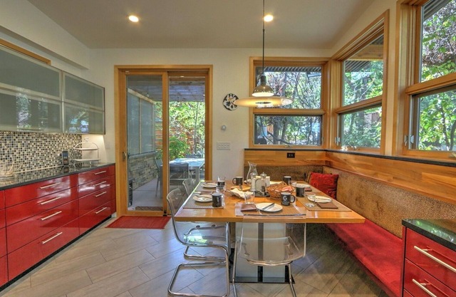Maison contemporaine nichée contre la montagne rouge, près de la ville et de la piscine de Hot Springs!