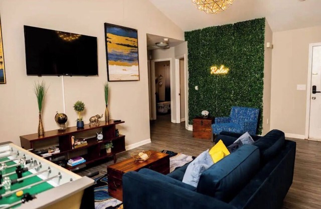 Newly Reno Cozy Modern Fun Ranch home **KING BED**