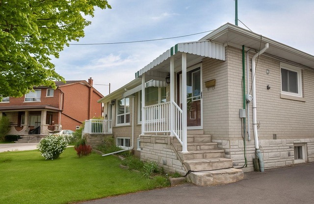 Newly Reno’d 3BR Bungalow w/Backyard Volleyball Set—Near TTC & Rogers Stadium!