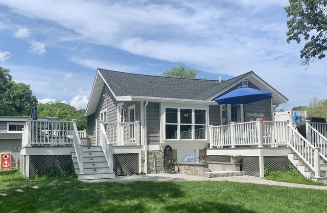 Récemment rénové, charmant, Cottage w / Waterview-Fire Pit-Short Promenade à la plage privée