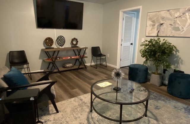 Newly Renovated Cozy/Modern Pet-Friendly Villa for the entire family to enjoy.