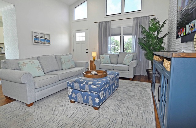 Newly Renovated 2BR Villa l Pool Access l Close to Beach