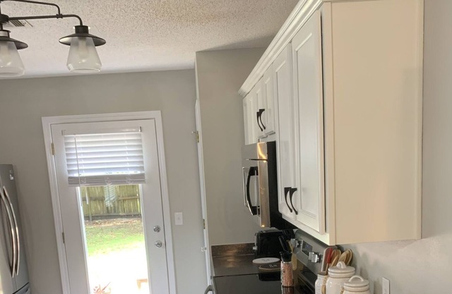 Newly Renovated Townhouse, 12 min from the beach!