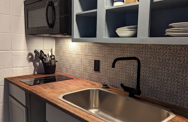 Newly renovated 1 bedroom single story condo with yard - pet friendly