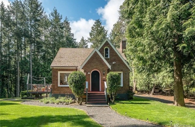 Newly renovated 1929 cottage near Roche Harbor with modern updates (PLC)