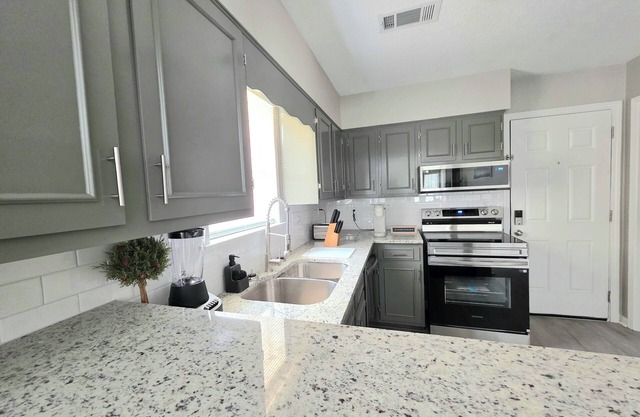 NEWLY RENOVATED! 15 mins from Maxwell AFB - 7 mins from Baptist Hospital East