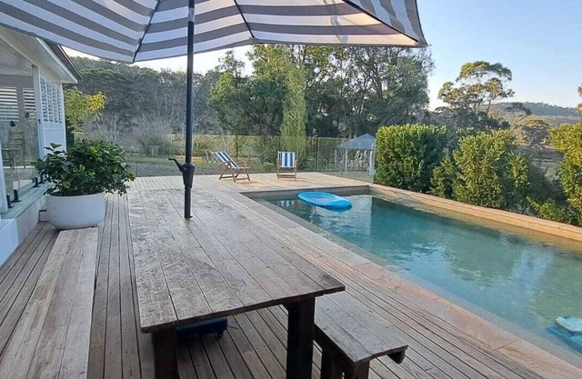 Newly renovated 2 bedroom farmhouse with swimming pool. Walk to Wollombi village