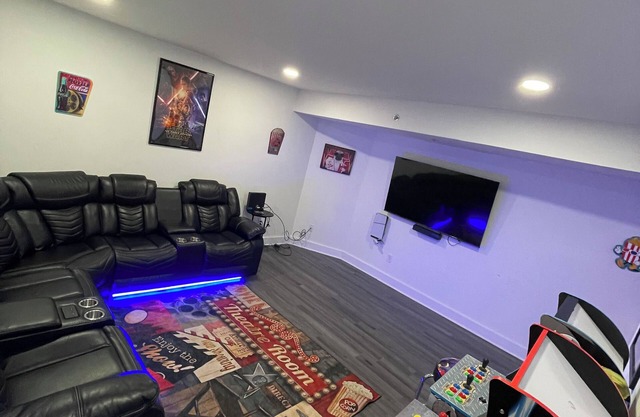 Newly Renovated 2-Bedroom Oasis in the Heart of Midtwn/Downtwn Detroit w/theater