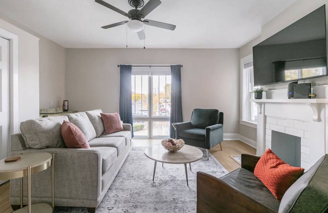Newly Renovated 2BR Apartment w/ Free Parking in Downtown