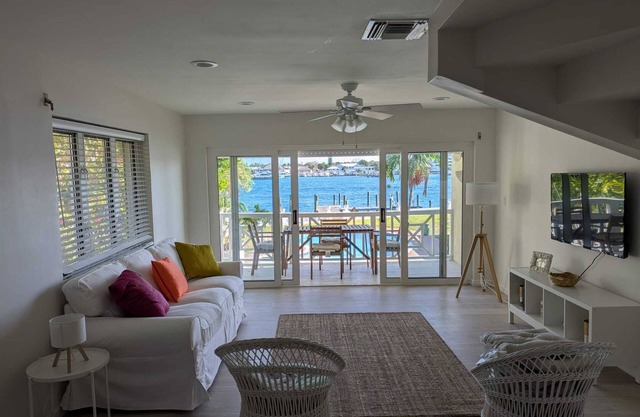 Newly renovated 2BR Oceanfront apartment; walk to Atlantis & Cabbage Beach!!!