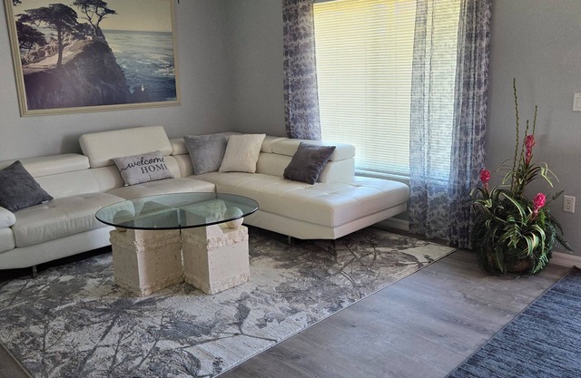 Newly Renovated 3-BR 2 Bath home. Close to Restaurants & Mineral Springs