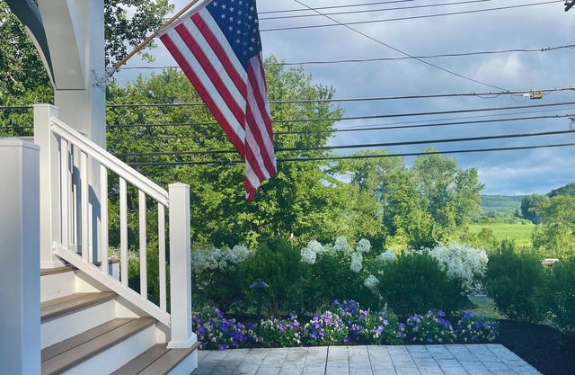 Newly renovated 3bedroom 2 bath house across from Deerfield Academy & EagleBrook