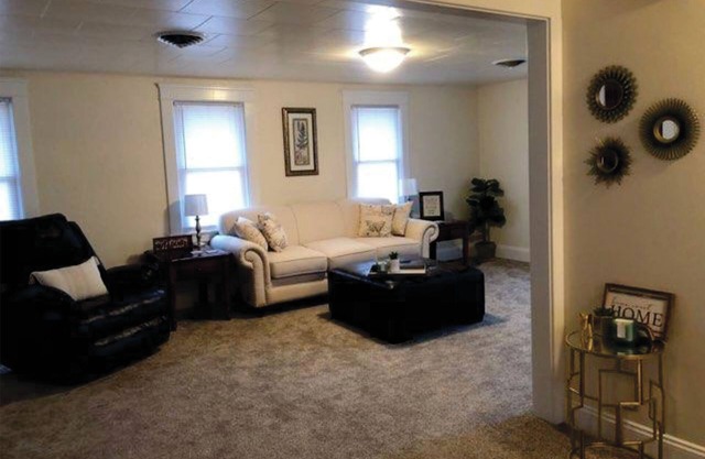 Appartement à l'étage récemment rénové et décoré avec garage attenant.