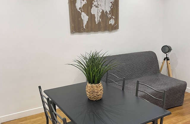 Appartement refait à neuf scintillé de blanc, un havre de paix.