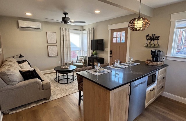 Newly Renovated Apartment - Minutes from Downtown