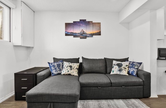 Newly Renovated Basement Suite W/ Remote Workspace/ Shower Tower/ Downtown