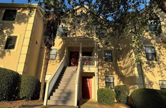 Newly renovated, beautiful 2-bedroom Dawghouz townhome 1 mi to stadium in Athens