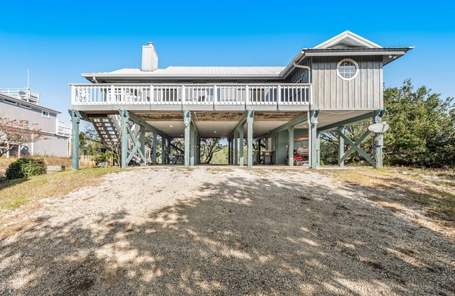 Newly renovated, bright & chic Home with private deck, grill & near the beach