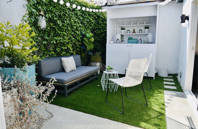 Newly renovated bungalow walking distance to the beach
