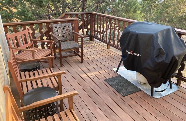 Newly renovated casa - AC, Wi-Fi, cable, Sierra Blanca views, close to downtown.