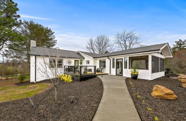 Newly renovated, convenient to area attractions yet very serene