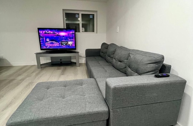 Newly Renovated Cozy secondary suite